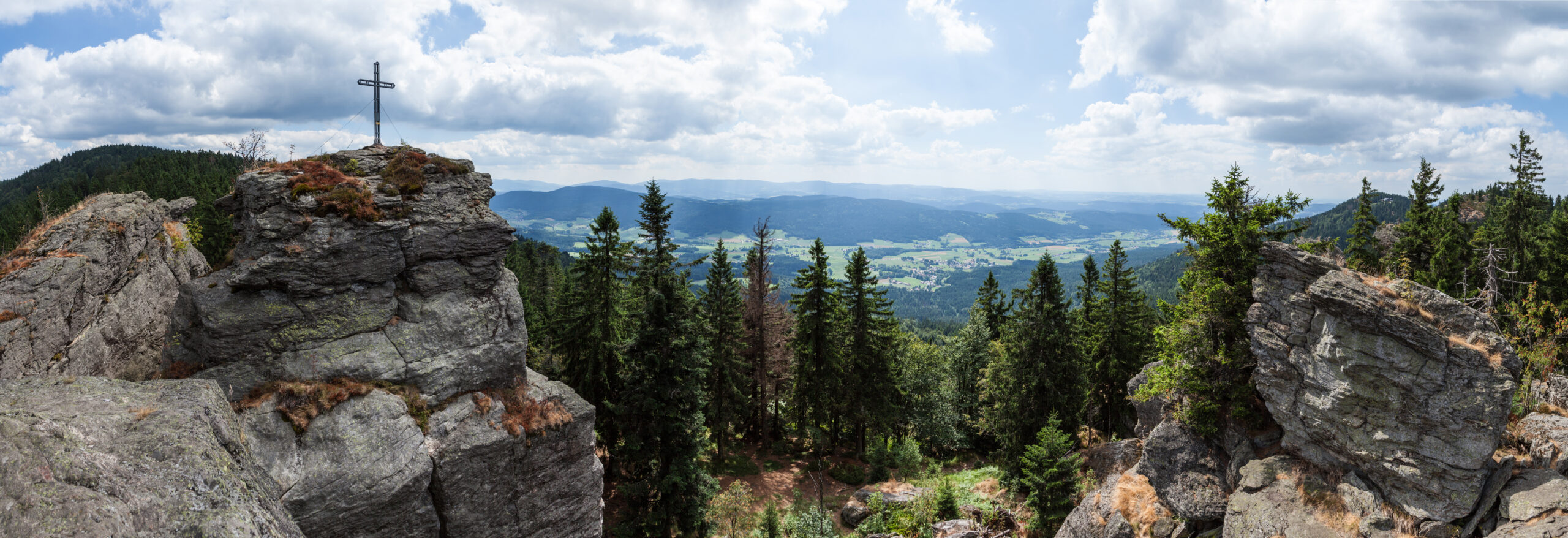 Gipfel der Rauchröhren (1.044 m) mit Gipfelkreuz (Bayerischen Wald). Summit of Mt. Rauchröhren (1,044 m) with summit cross (Bavarian Forest).